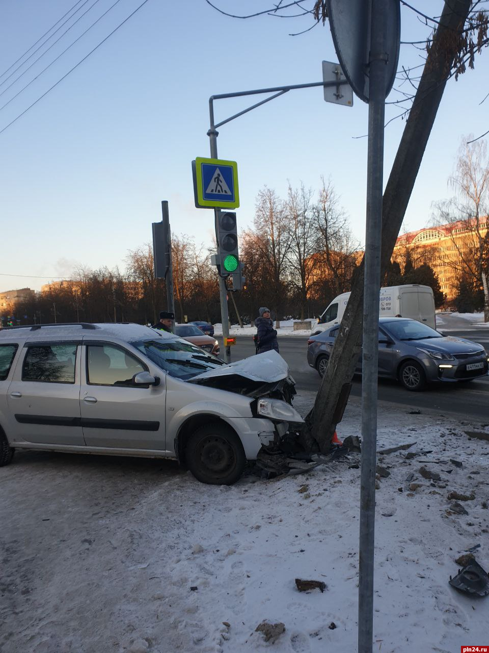 Автомобиль врезался в столб на Рижском проспекте в Пскове