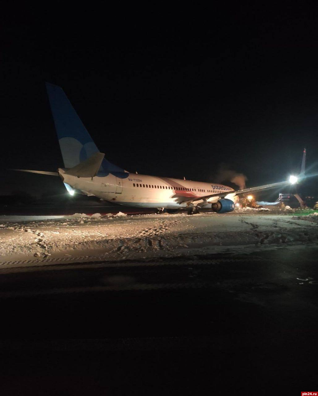 Самолёт застрял в снегу перед вылетом из аэропорта Перми