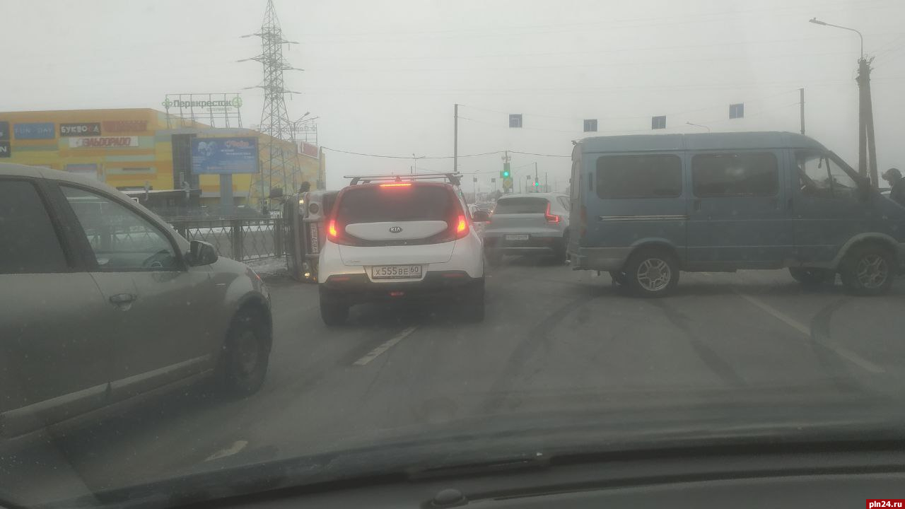 Один человек пострадал в результате ДТП с микроавтобусом в Пскове