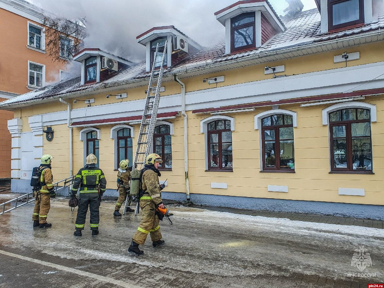 Причину очередного пожара в пивном ресторане устанавливают в Пскове