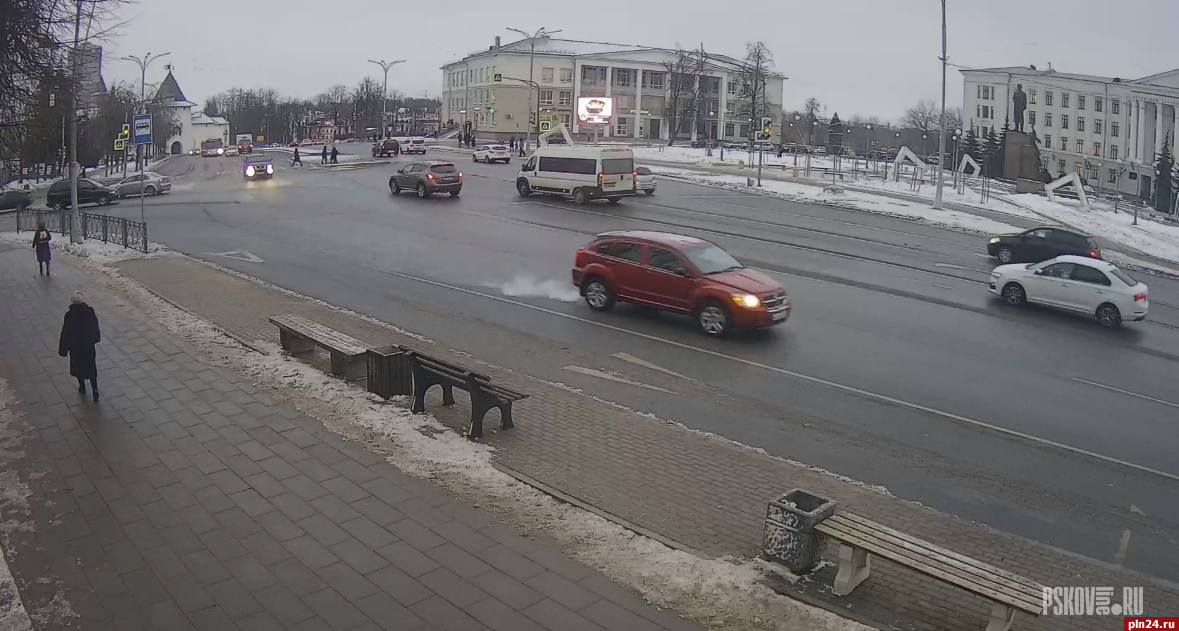 Светофор не работает на площади Ленина в Пскове