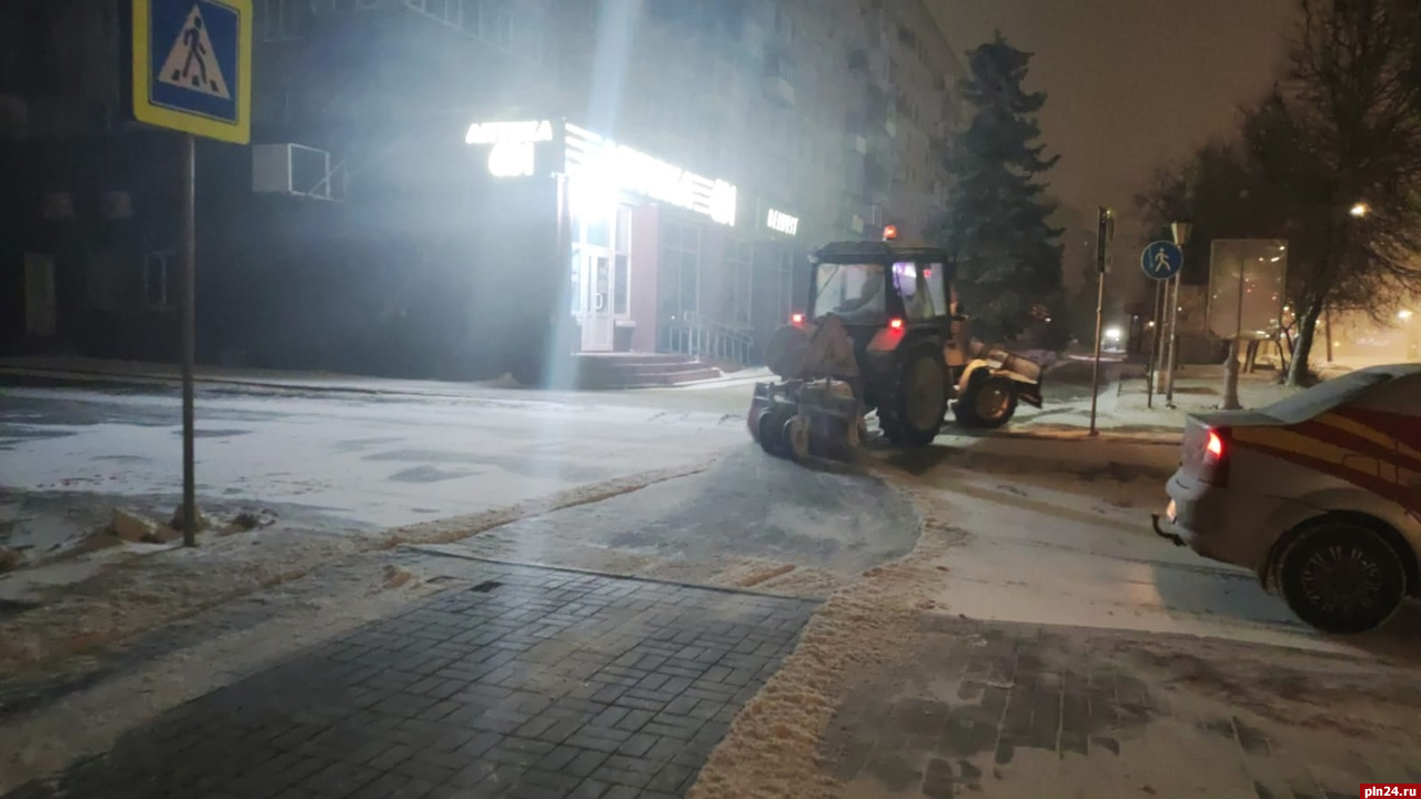 Дорожники устраняют в Пскове последствия ночного снегопада. ФОТО