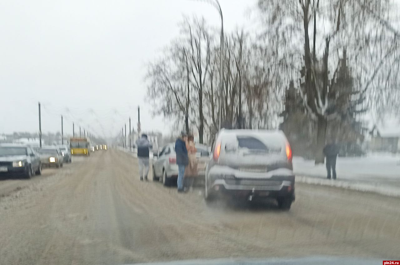 Nissan и Ford столкнулись у автобусной остановки в центре Пскова