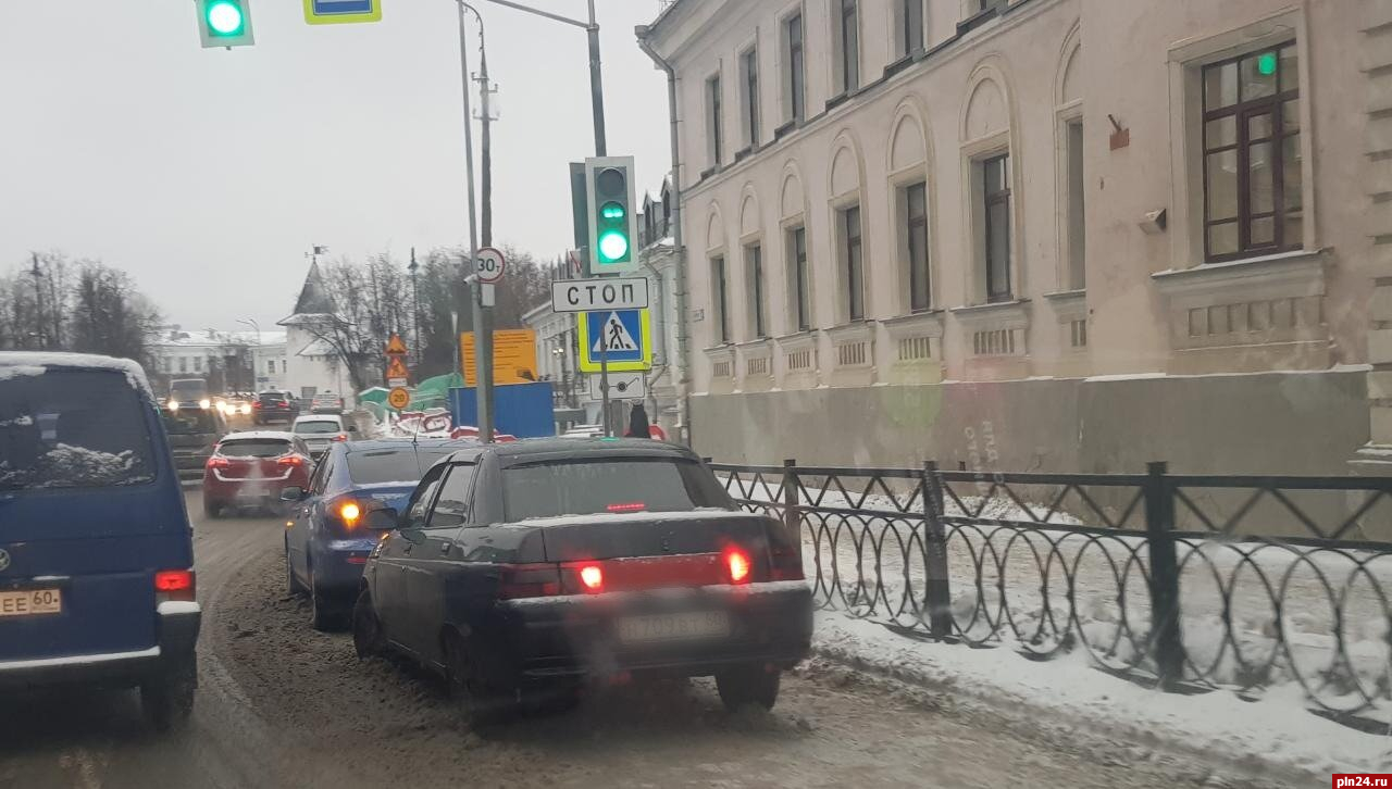 Автомобили столкнулись перед Троицким мостом в Пскове