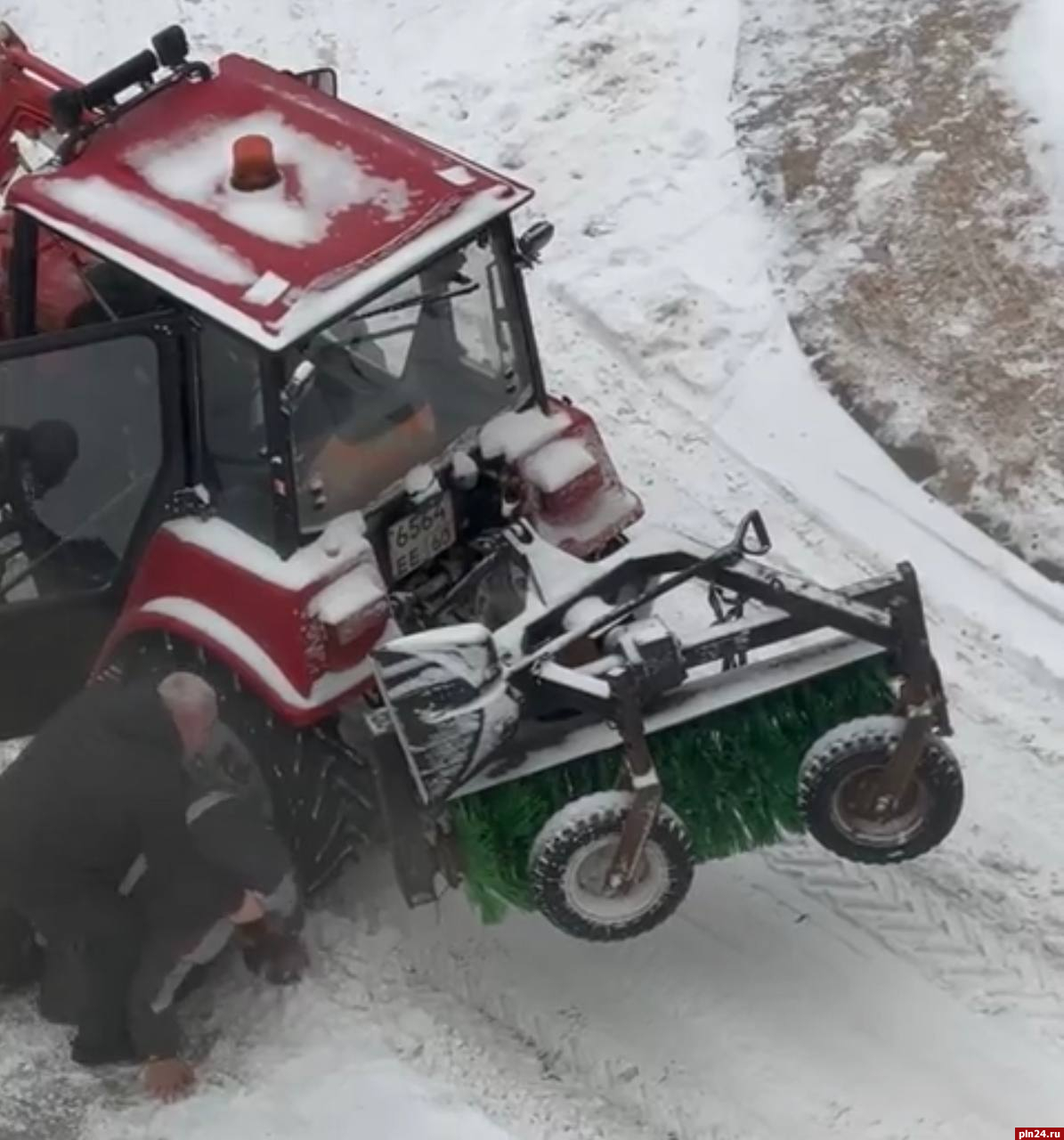 Прокуратура взяла на контроль ситуацию с избиением водителя снегоуборщика в Пскове