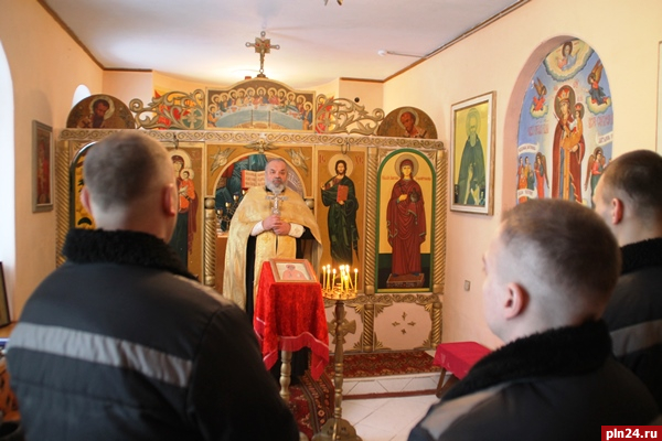 Священник посетил следственный изолятор Пскова