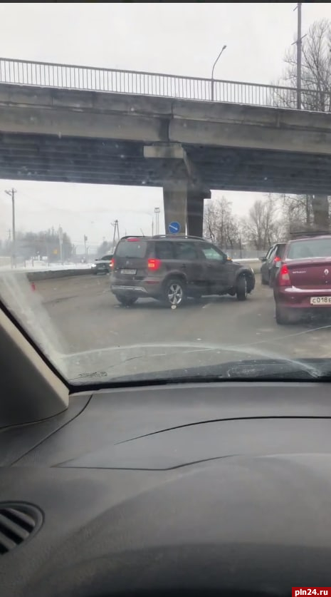 Дорожная авария произошла на виадуке в Пскове