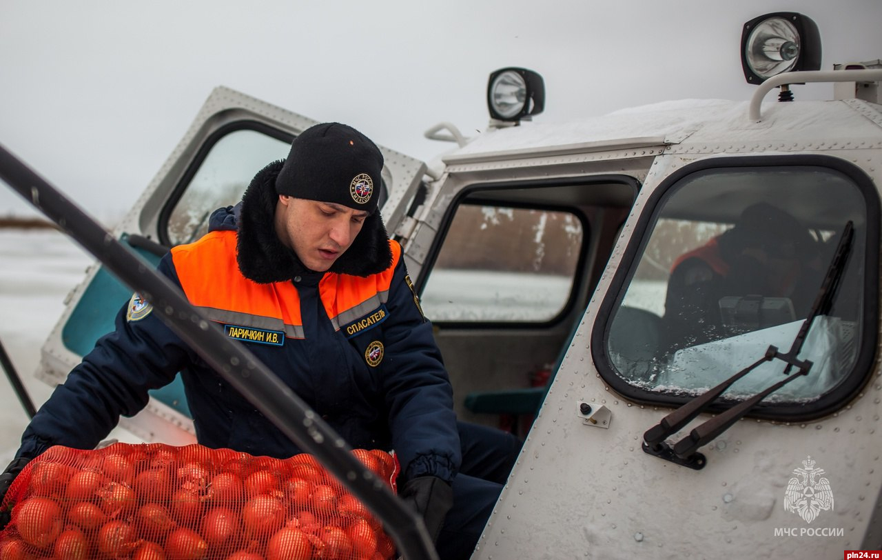 Спасатели доставили продукты на острова Псковского озера