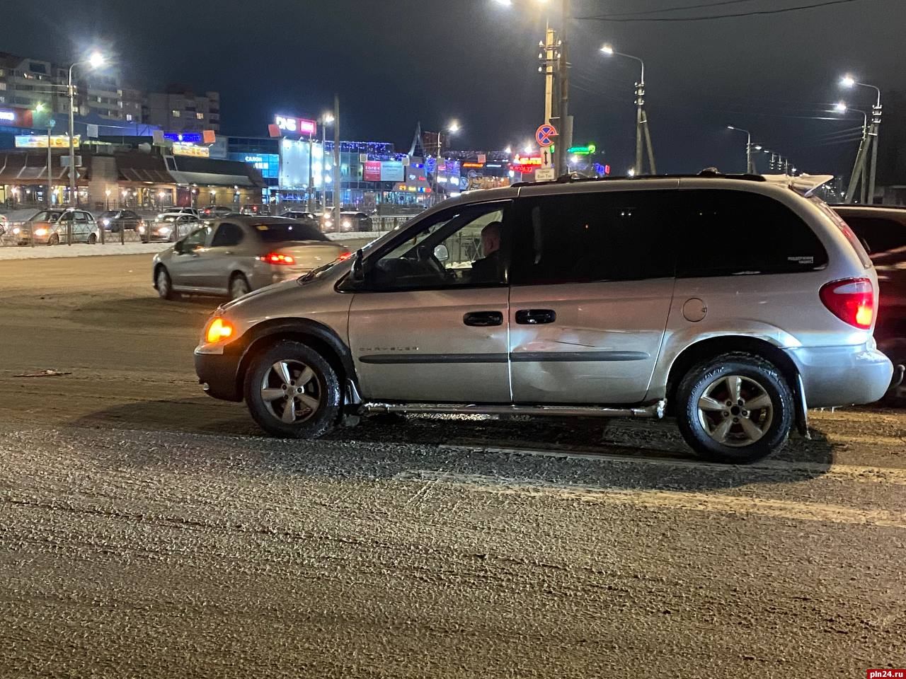 Два автомобиля столкнулись на улице Коммунальной в Пскове