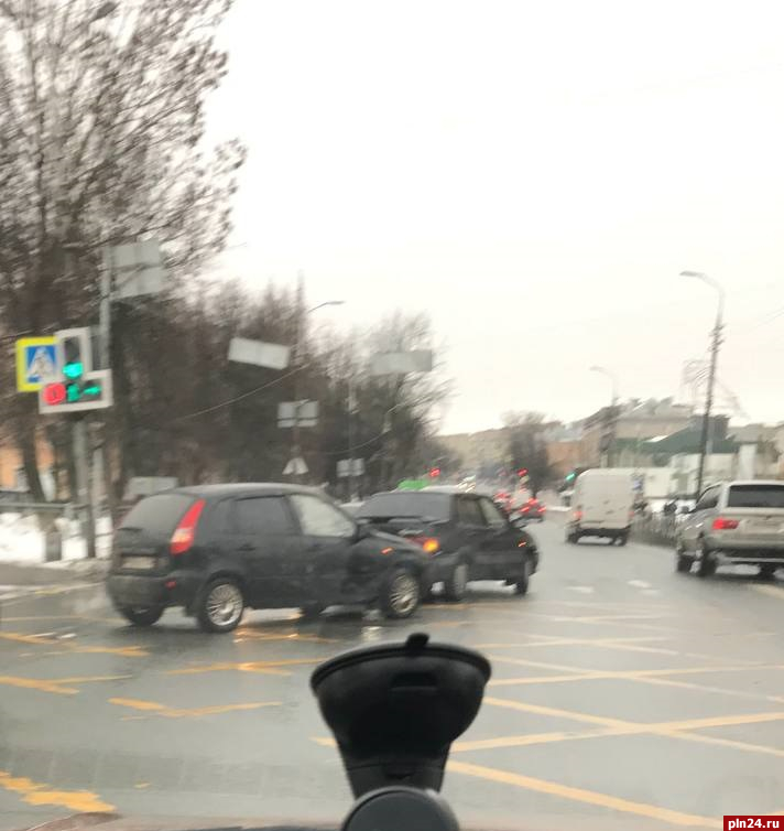 Два легковых автомобиля столкнулись на «вафельнице» в Пскове