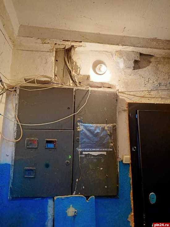 «Ждут, когда дом взорвется»: подъезд многоэтажки затапливает в Гдове
