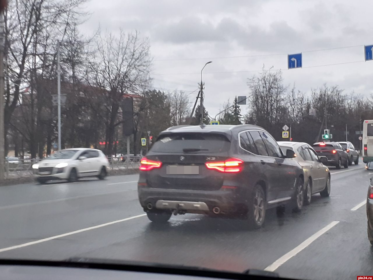 Два легковых автомобиля столкнулись на Рижском проспекте в Пскове