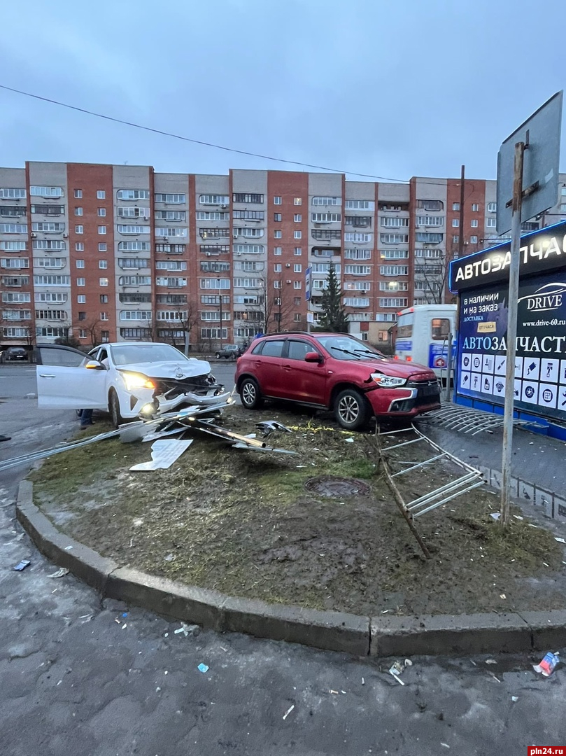 Два автомобиля столкнулись напротив торгового центра в Пскове. ВИДЕО