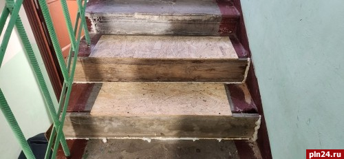 «Портят ступени»: ремонт лестницы в доме на Запсковье приостановили из-за суда