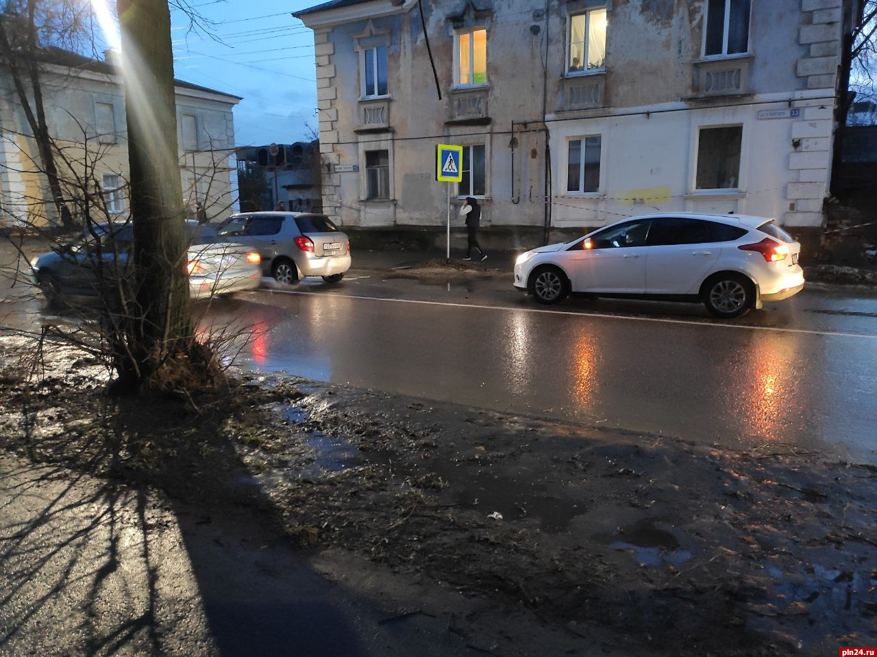 Skoda и Ford столкнулись на пешеходном переходе в Пскове