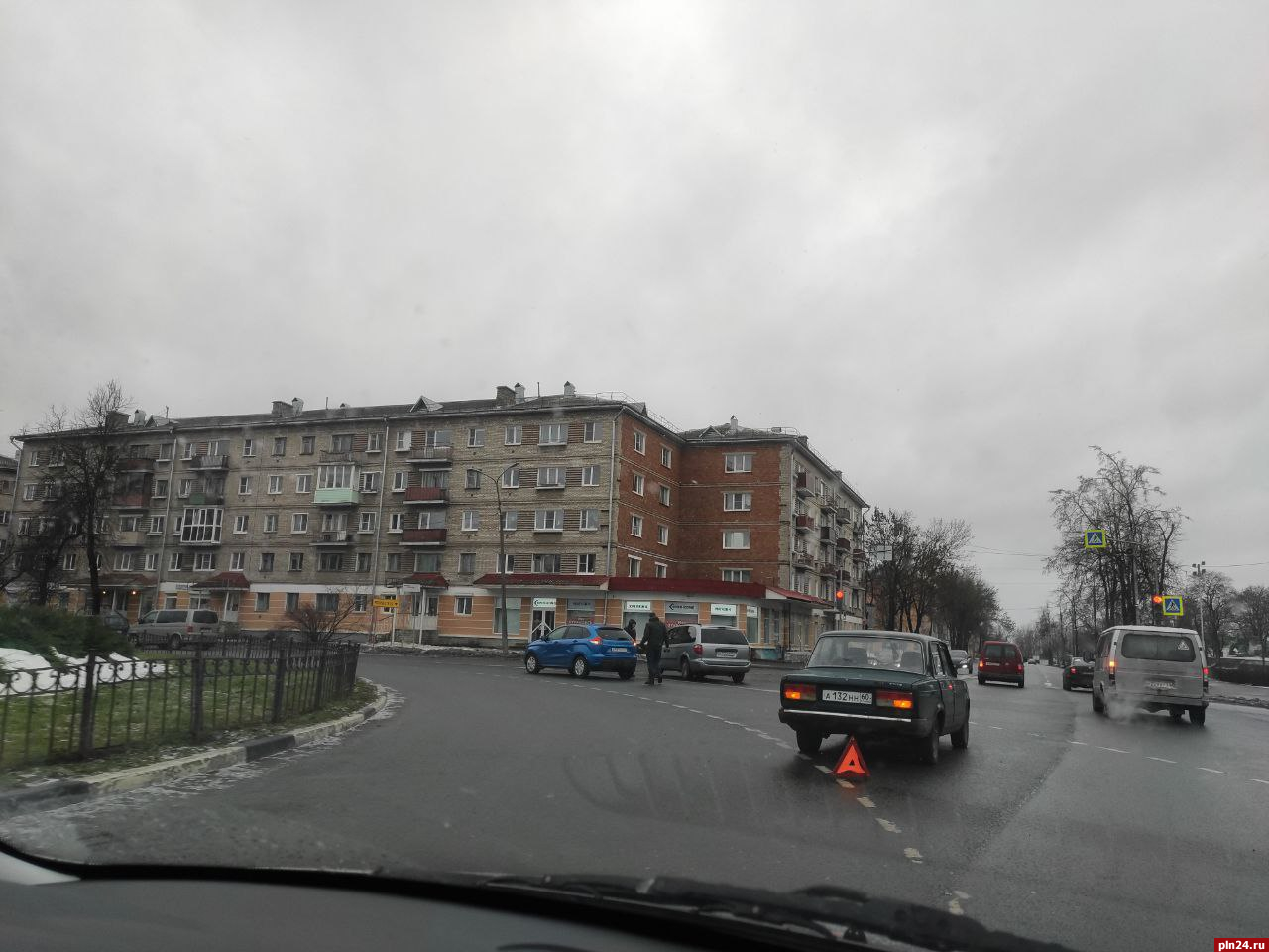 Три легковых автомобиля столкнулись на площади Победы в Пскове