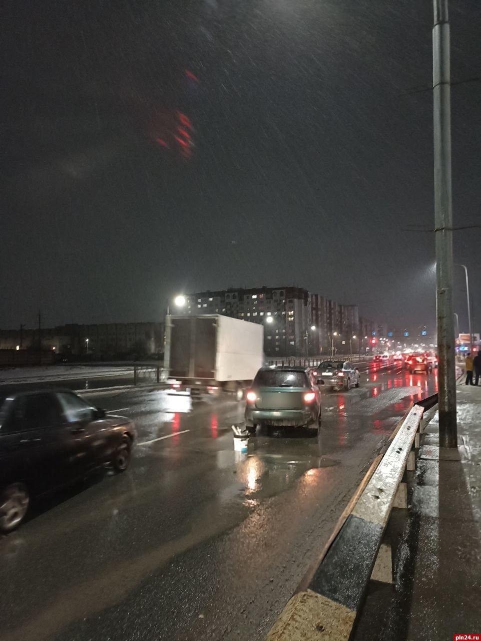 Два автомобиля столкнулись на Невском мосту в Пскове