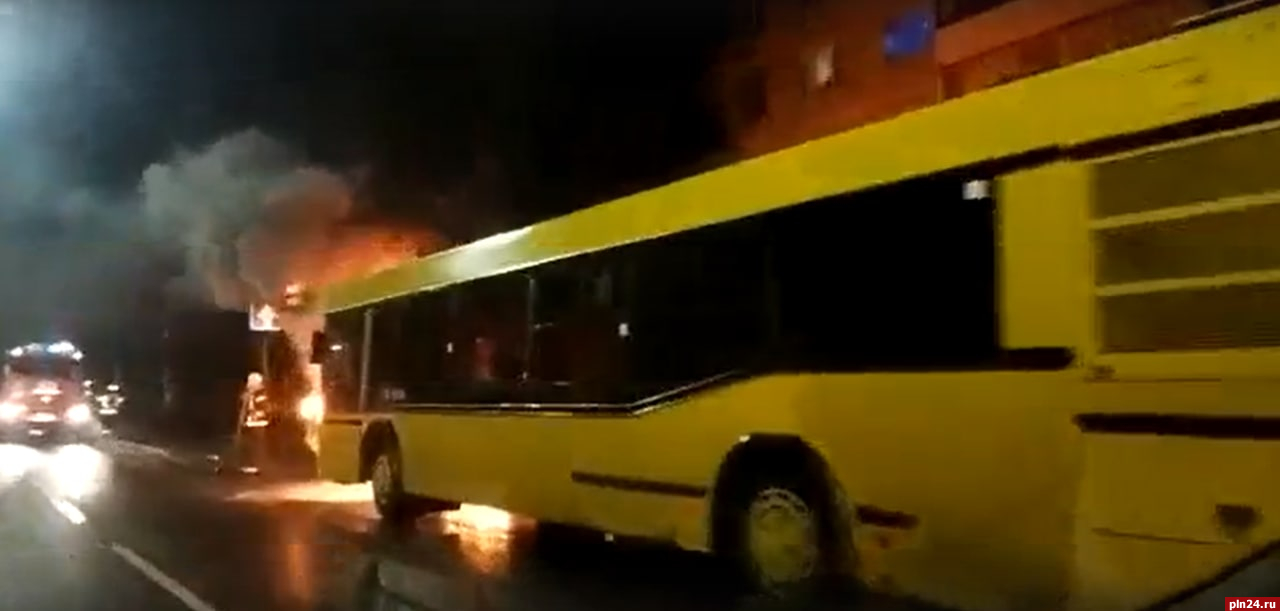 Видеозапись с горящим рейсовым автобусом в Пскове опубликовали в Сети