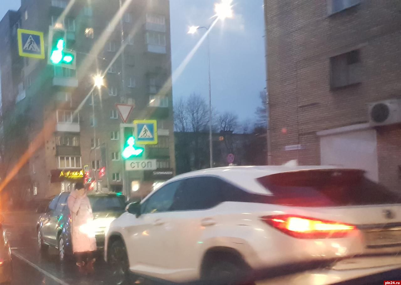Lexus попал в ДТП на перекрестке улиц Гражданской и Яна Фабрициуса в Пскове