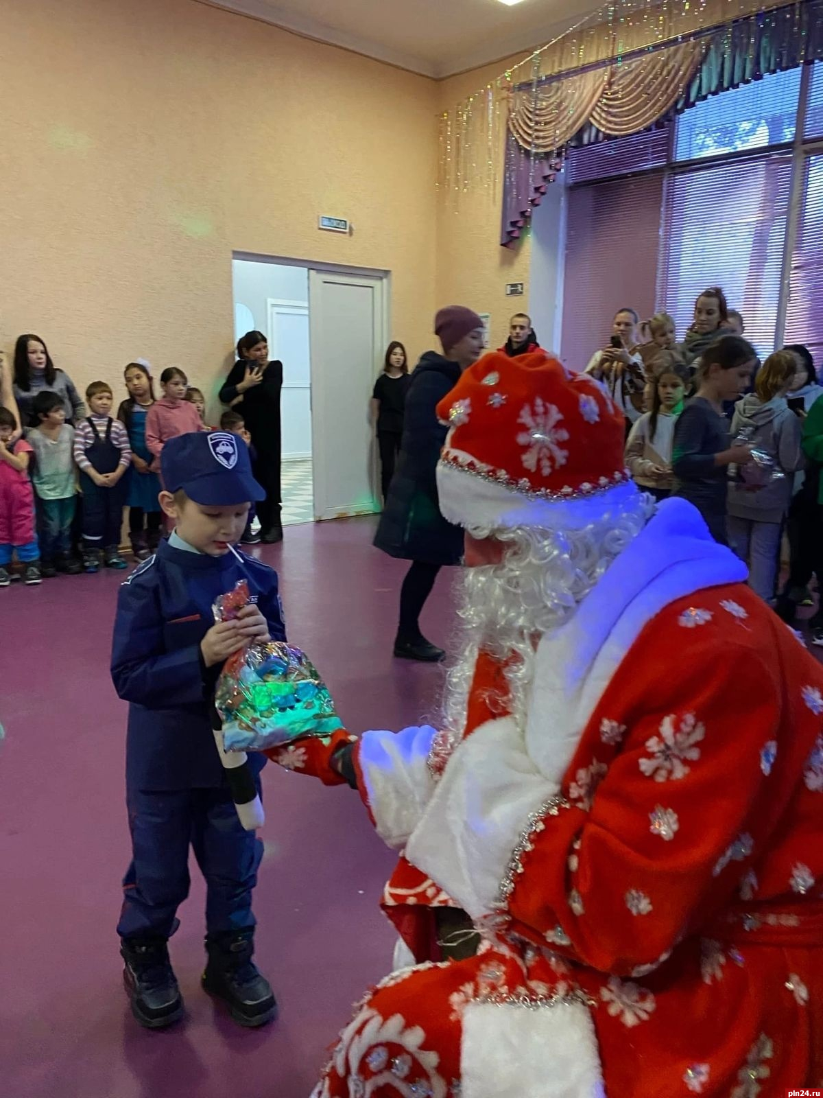 Три тысячи сладких подарков передали детям благотворители в Псковской области