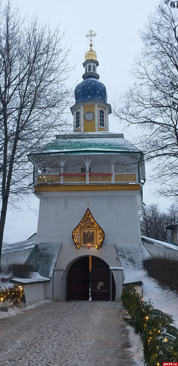 Святые ворота начинают реставрировать в Псково-Печерском монастыре