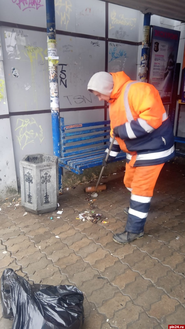 «Ваш билетик?»: автобусные остановки в Пскове очистили от мусора
