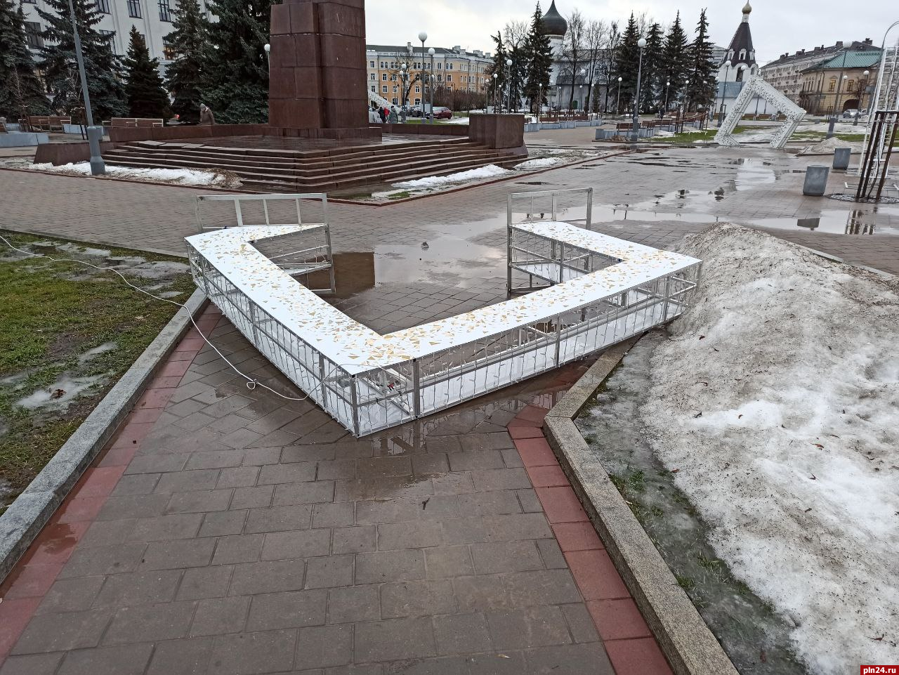 Фотофакт: Новогодняя арка упала в центре Пскова