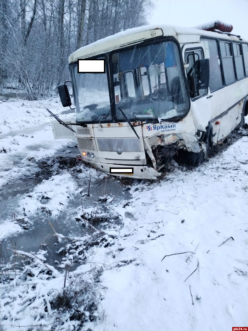 Пассажирский автобус столкнулся с автомобилем и съехал в кювет в Псковском районе. ФОТО