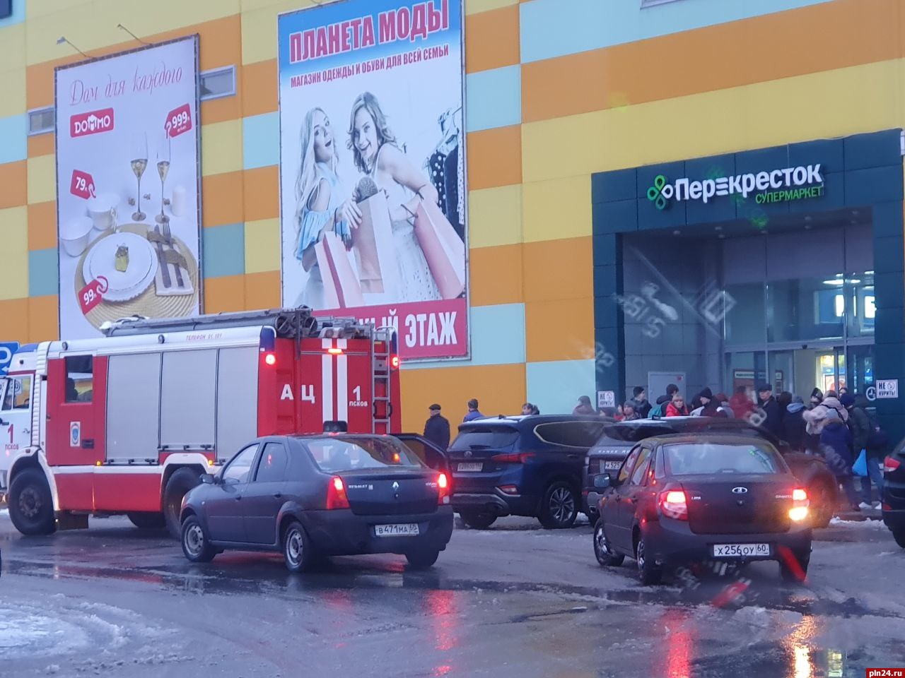 Посетителей эвакуируют из торгового центра в Пскове. ФОТО
