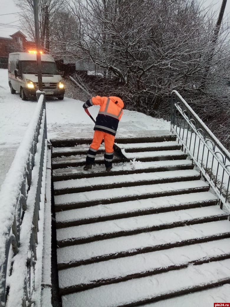 Дорожники продолжат чистить снег на улицах Пскова. ФОТО
