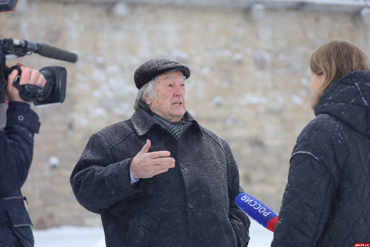 Известный писатель Александр Проханов посетил Изборск