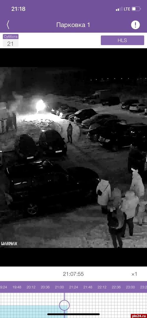Неизвестные запустили фейерверк во дворе на улице Никольской в Пскове и попали в машины