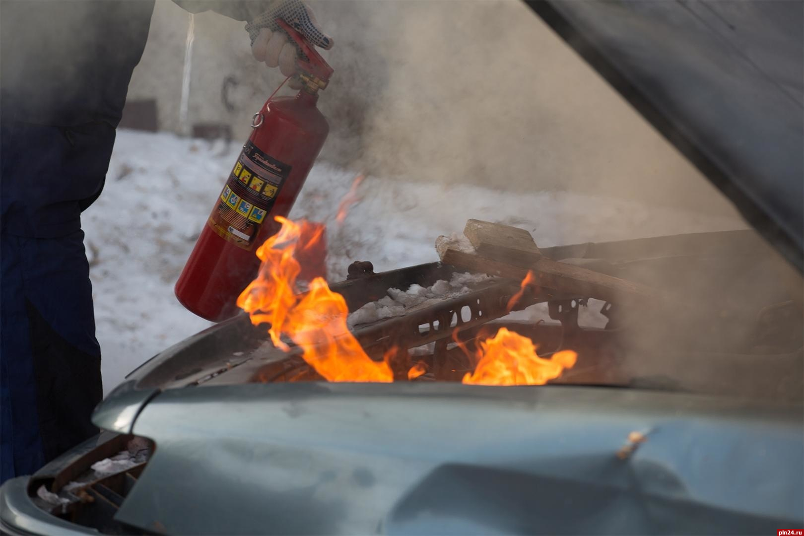 Шесть случаев возгорания автомобилей произошло в Псковской области с 2023 года