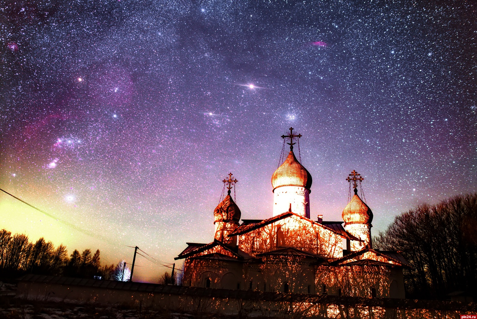 Звёздное небо над Троицким храмом в Гдовском районе запечатлел астрофотограф