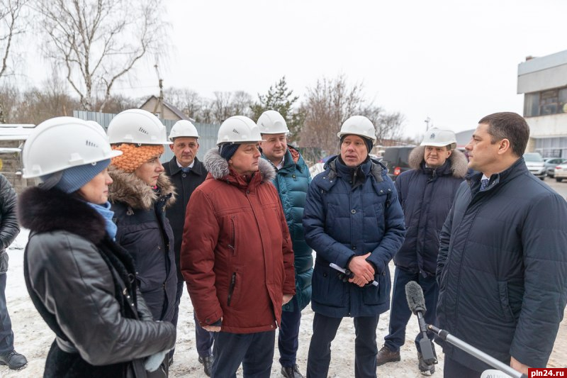 Губернатор вместе с дольщиками проконтролировал строительство дома на Петровской, 4б в Пскове