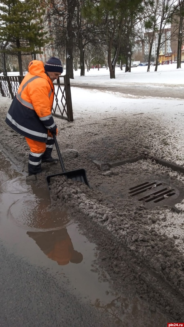 Уборка снега в ручном режиме идёт в Пскове параллельно с работой техники
