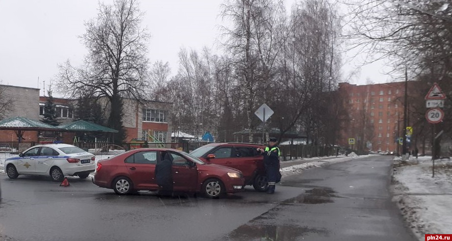 Два автомобиля столкнулись у детского сада на Запсковье