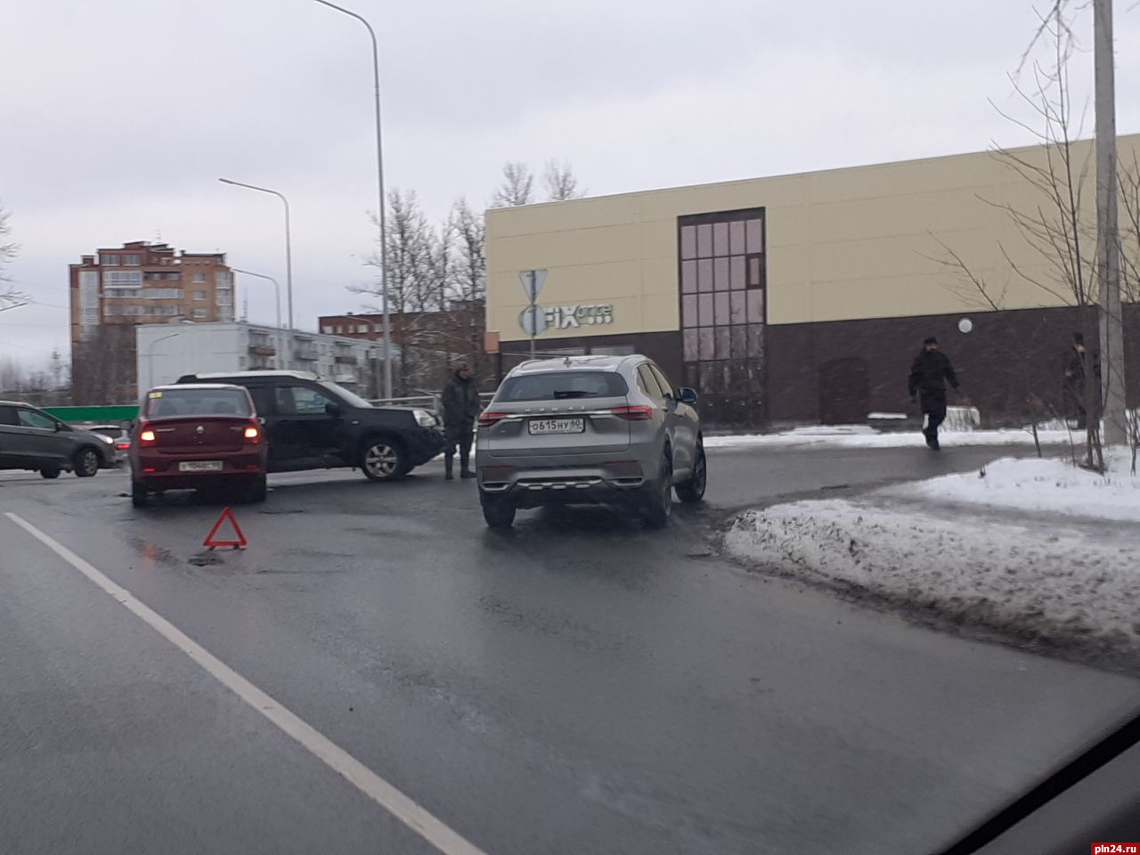 Renault и Nissan столкнулись на улице Индустриальной в Пскове