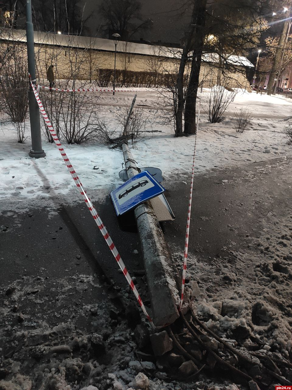 Столб упал на автобусной остановке в Пскове. ФОТО