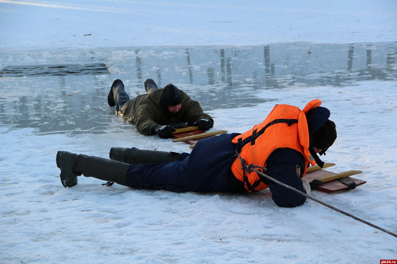 Случаи провалов под лёд зафиксировали в Псковском районе
