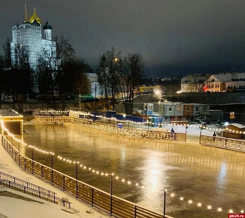 Каток в центре Пскова закрыли из-за погодных условий