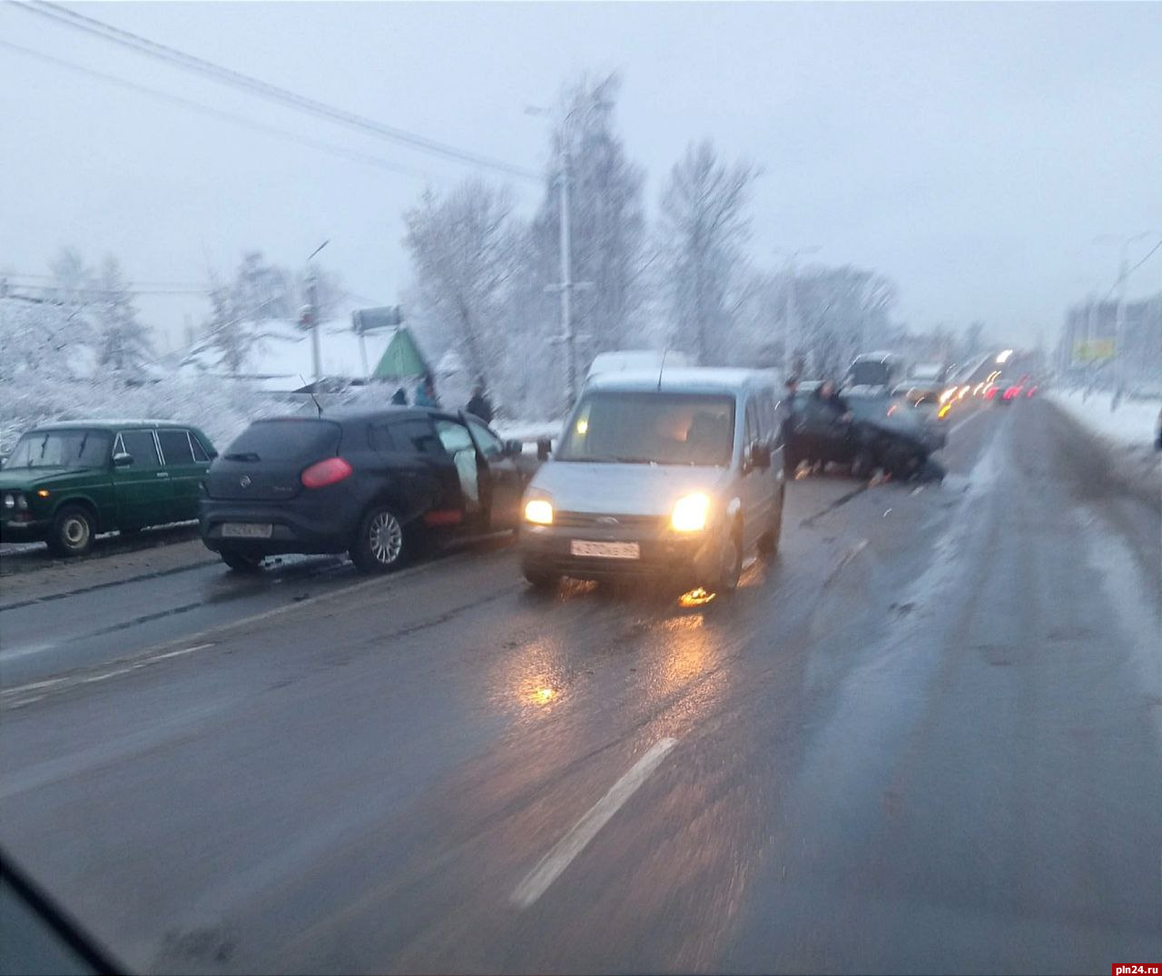 Не менее трех автомобилей столкнулись на Крестовском шоссе в Пскове
