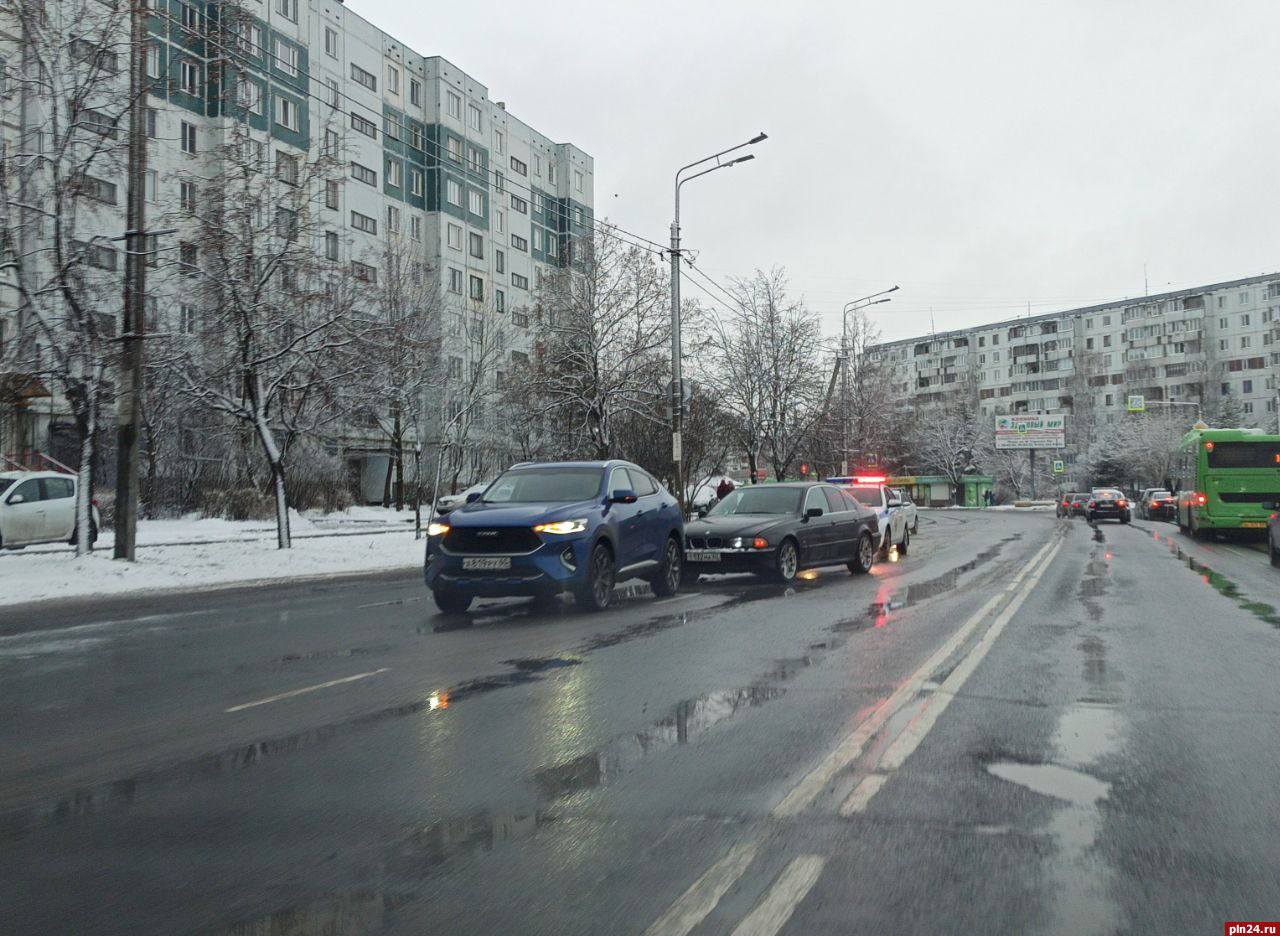 Водитель BMW врезался в автомобиль на улице Коммунальной в Пскове