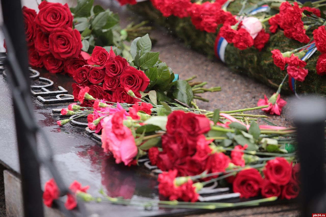 В Пскове возложили цветы к Могиле неизвестного солдата. ФОТО