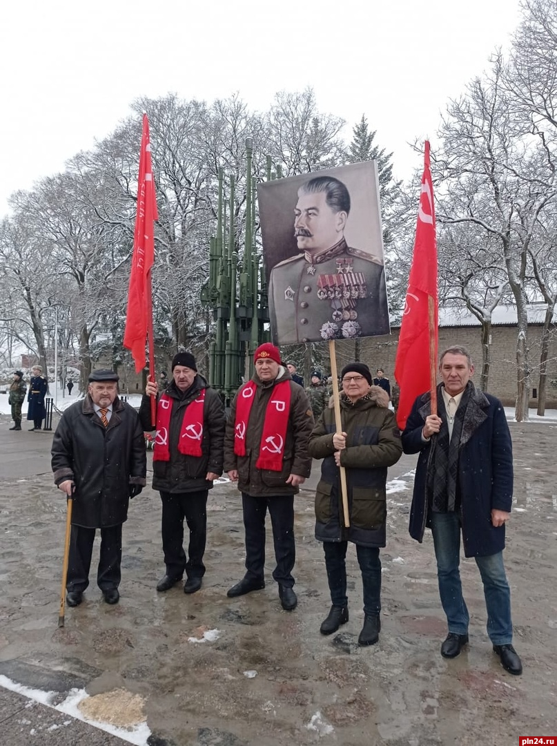 Псковские коммунисты возложили цветы к Могиле неизвестного солдата
