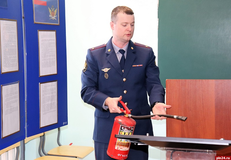 Сотрудникам Псковского филиала Академии ФСИН России напомнили алгоритм действий при пожаре