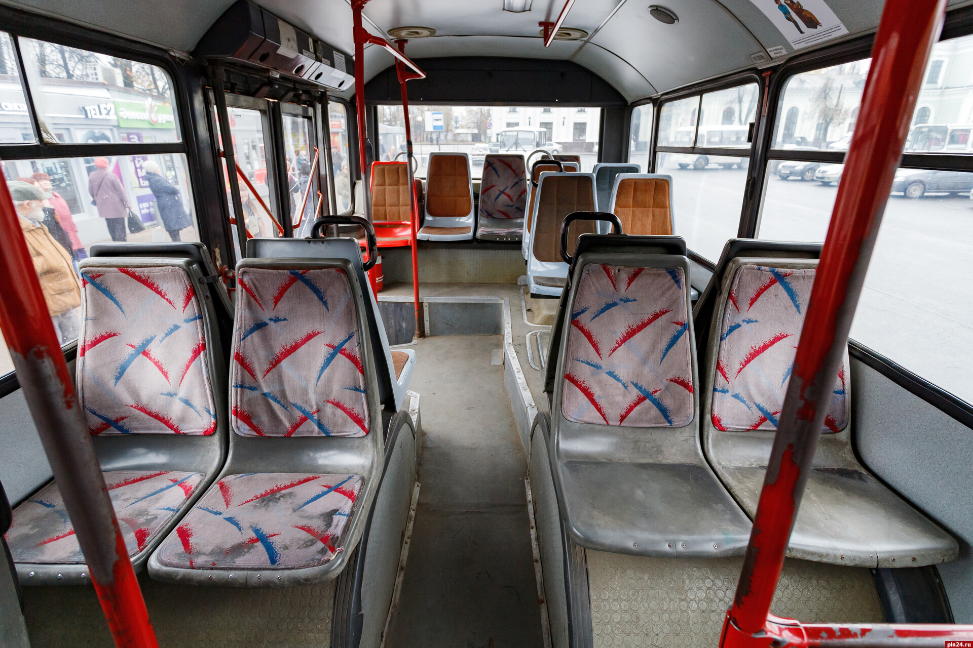 Кондукторам в Пскове указали на недопустимость «брони» мест в автобусах