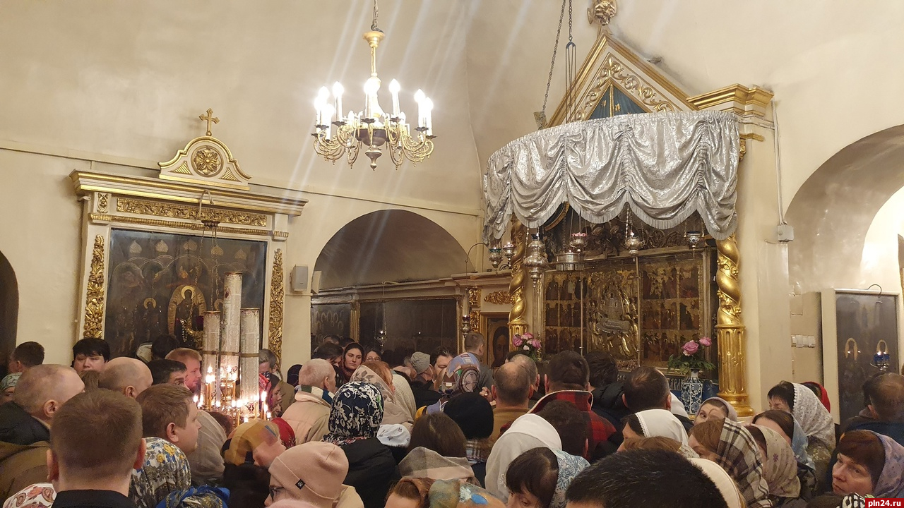Паломники со всей России приехали в Псково-Печерский монастырь в день памяти старца Иоанна