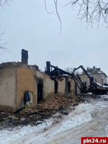 Аварийный дом снесли в Новоржеве благодаря судебным приставам
