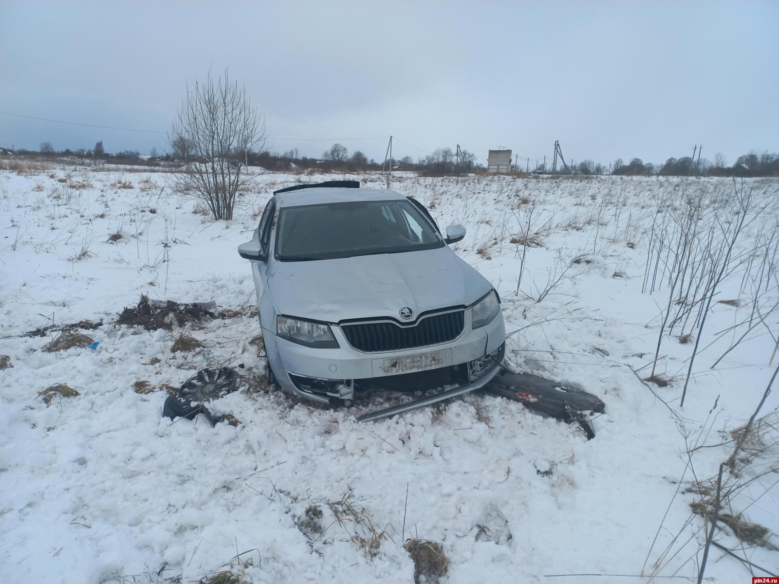 Автомобиль съехал в кювет и опрокинулся в Печорском районе